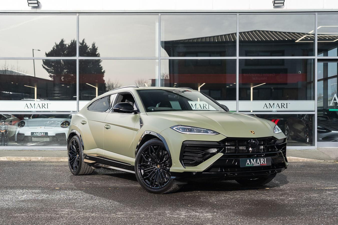 LAMBORGHINI URUS ESTATE 4.0T 25.9kWh Plug-in Hybrid FSI V8 5dr Auto for sale UK - Slide 9