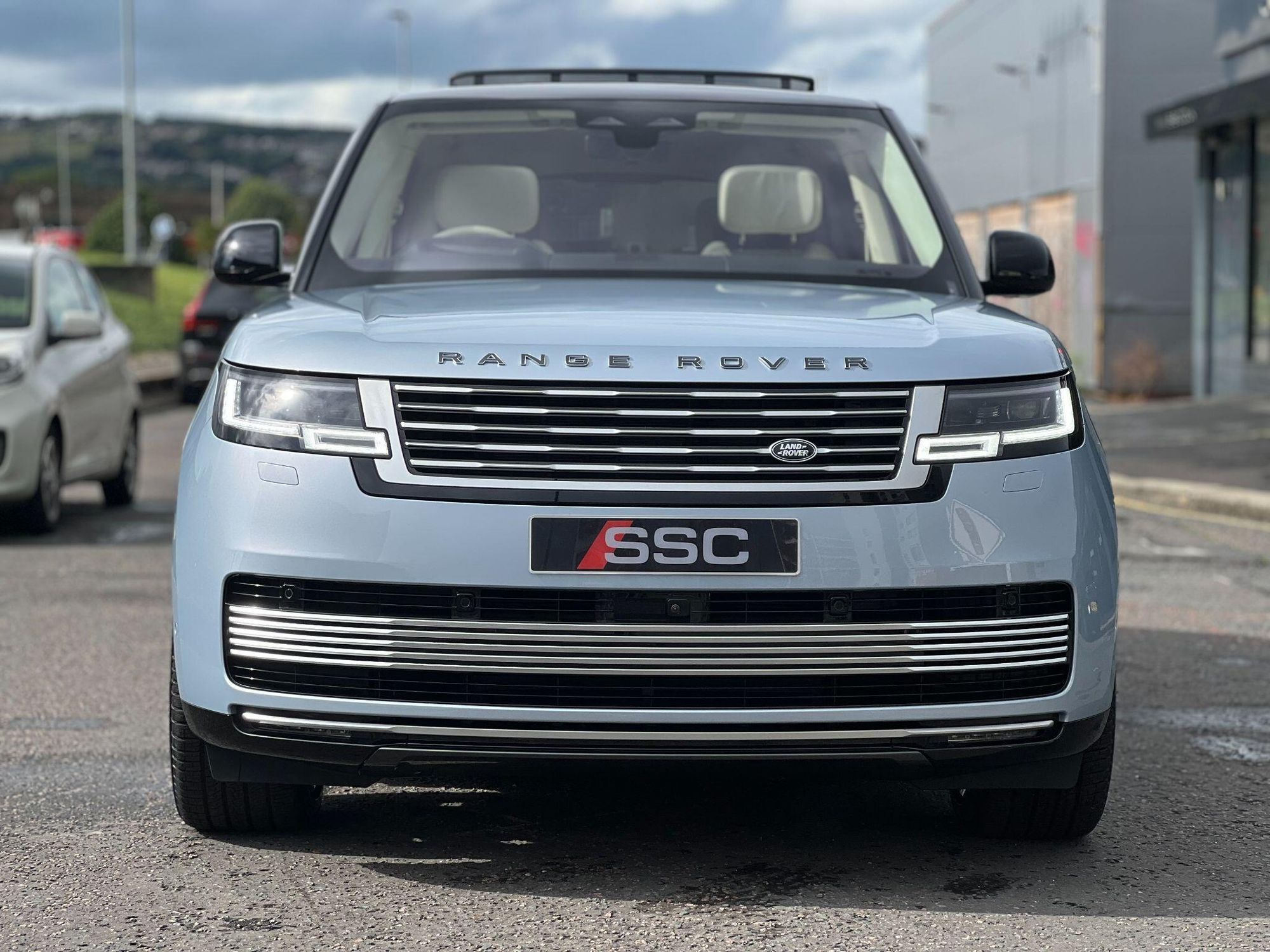 LAND ROVER RANGE ROVER ESTATE 4.4 P530 V8 SV LWB 4dr Auto for sale UK - Slide 6