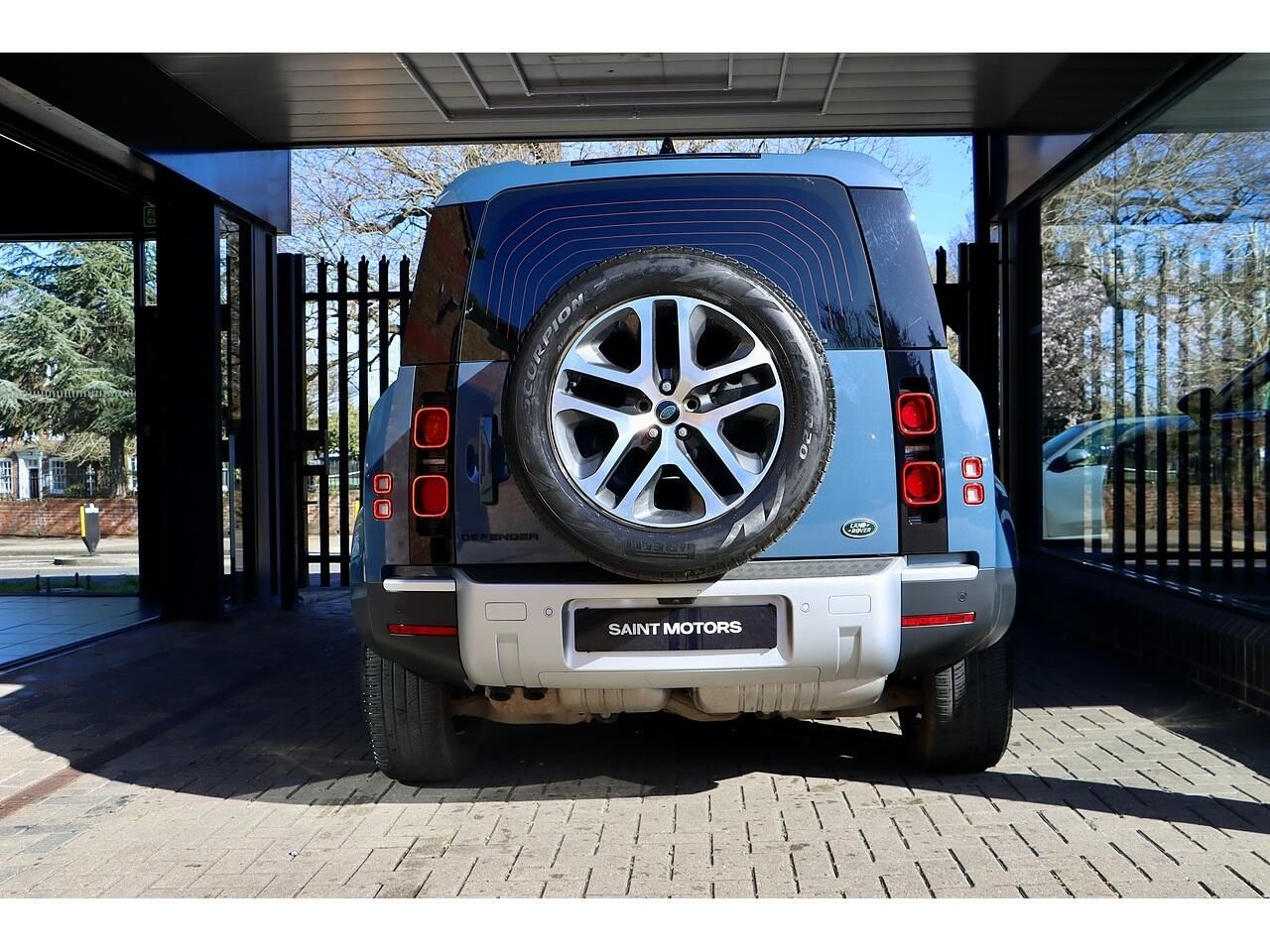 LAND ROVER DEFENDER DIESEL ESTATE 3.0 D200 SE 110 5dr Auto for sale UK - Slide 4