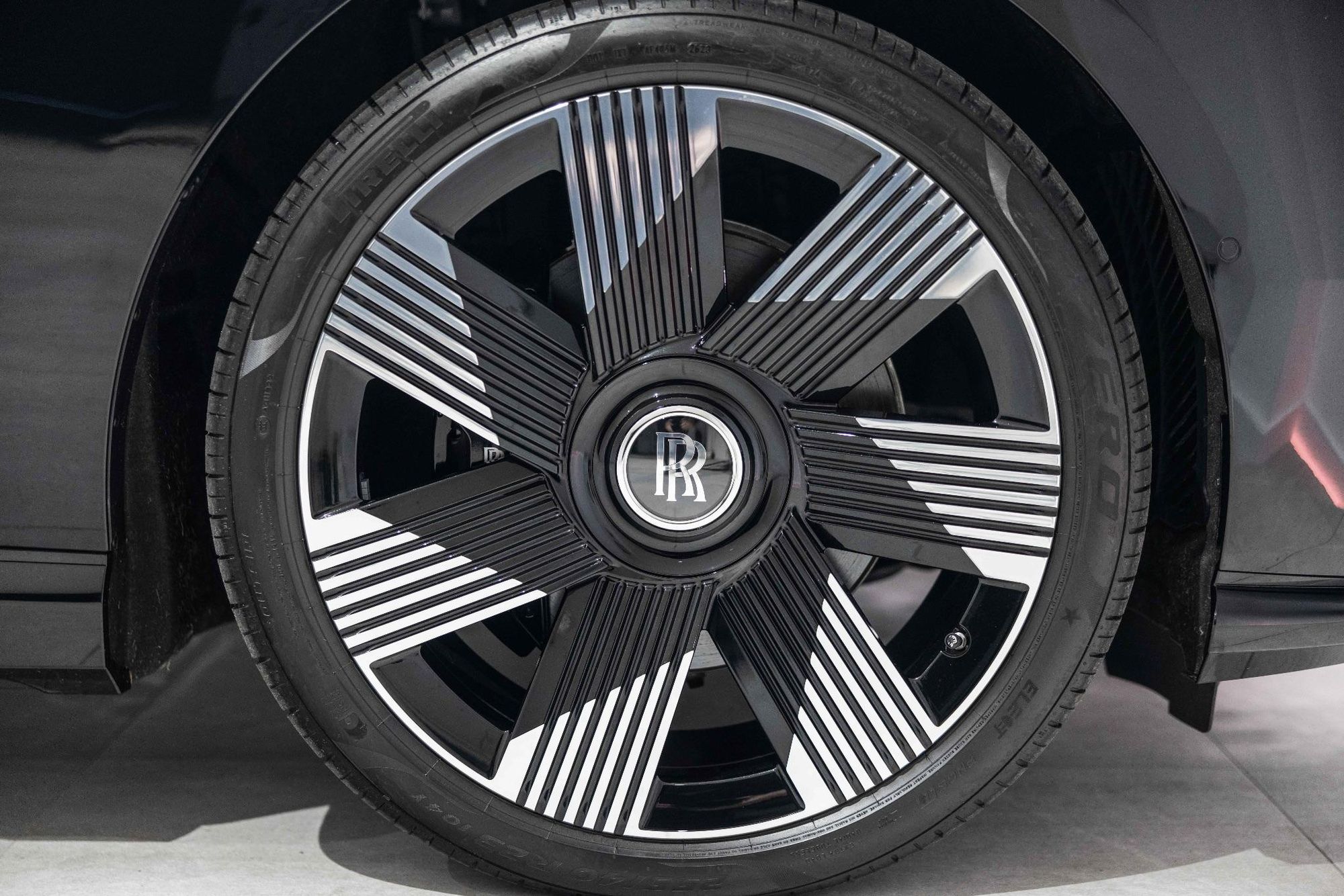 ROLLS-ROYCE SPECTRE COUPE 430kW 102kWh 2dr Auto for sale UK - Slide 4