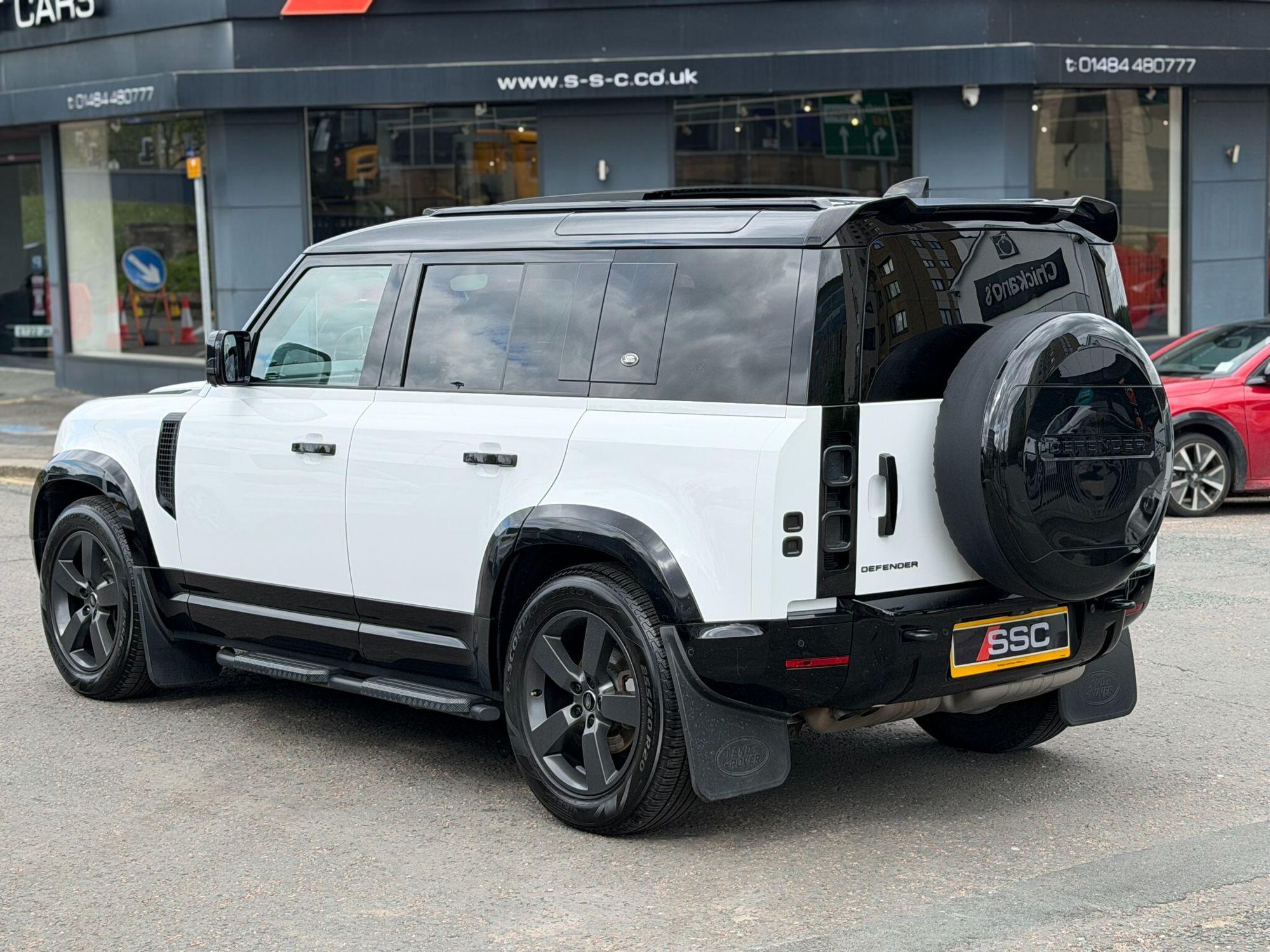 LAND ROVER DEFENDER DIESEL ESTATE 3.0 D250 X-Dynamic HSE 110 5dr Auto for sale UK - Slide 9