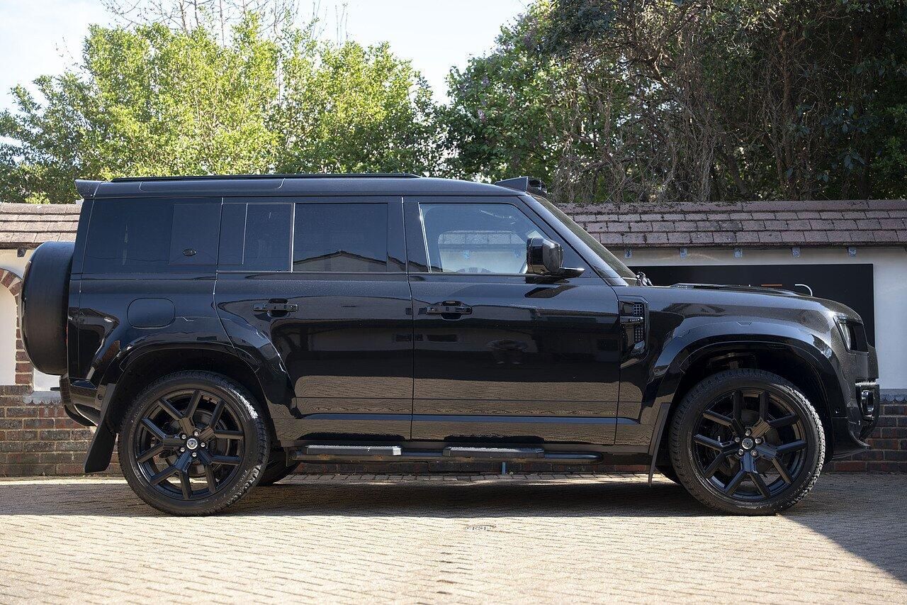 LAND ROVER DEFENDER DIESEL ESTATE 3.0 D300 X-Dynamic HSE 110 5dr Auto for sale UK - Slide 3