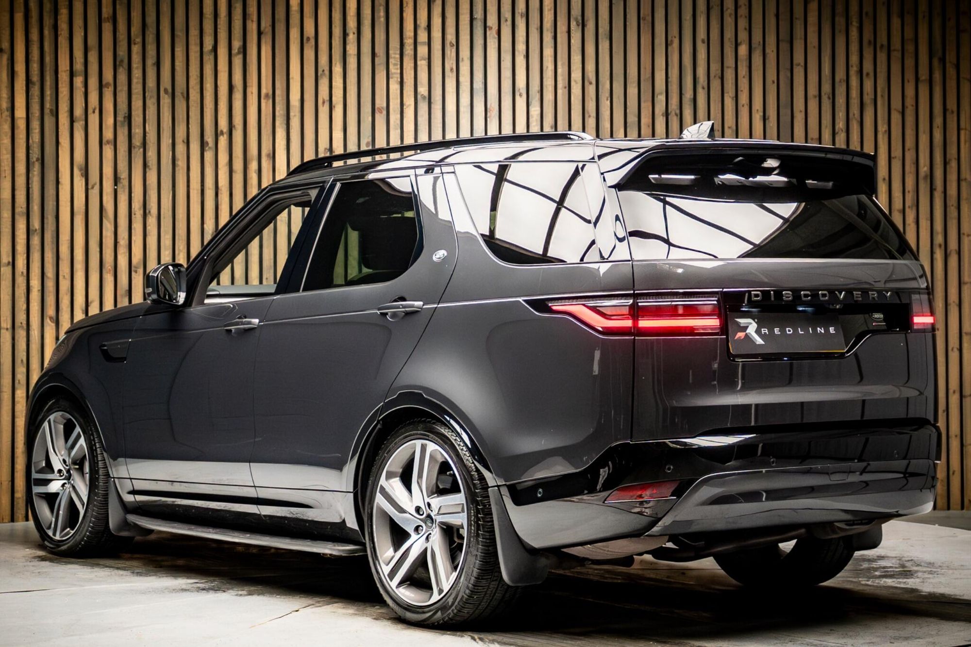 LAND ROVER DISCOVERY DIESEL SW 3.0 D300 R-Dynamic HSE 5dr Auto for sale UK - Slide 3