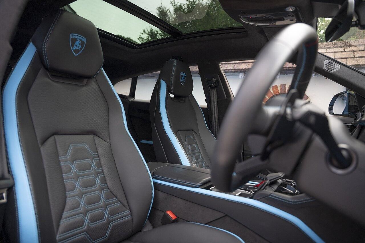LAMBORGHINI URUS ESTATE 4.0T 25.9kWh Plug-in Hybrid FSI V8 5dr Auto for sale UK - Slide 8
