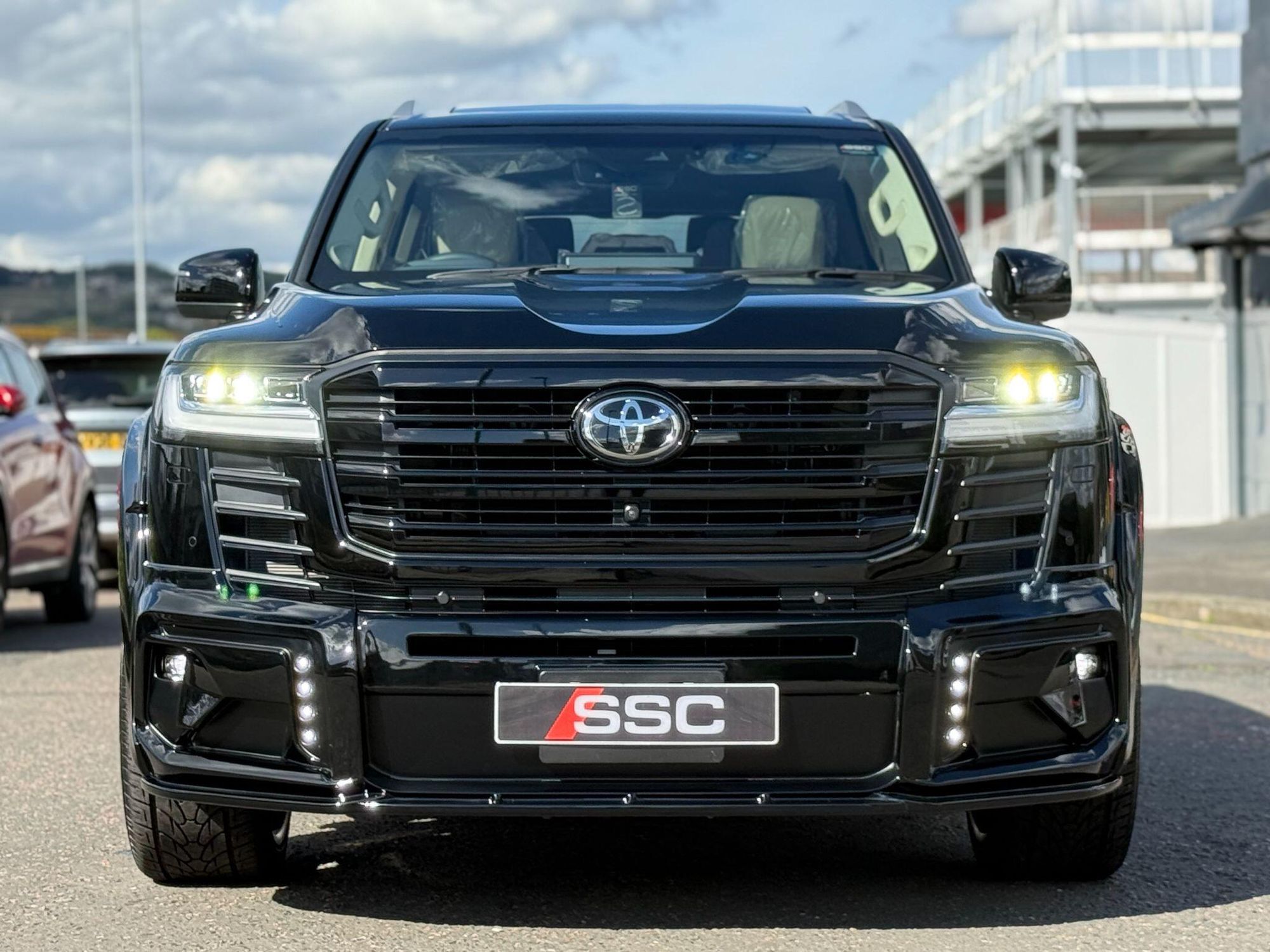 TOYOTA LAND CRUISER SW 4.0 V6 VVTi Invincible 5dr Auto for sale UK - Slide 6