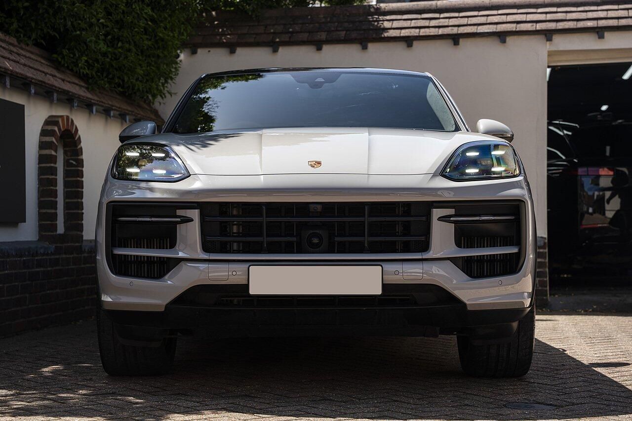 Porsche Cayenne Coupe 3.0 V6 Black Edition 353 Tiptronic S 5 Door Auto for sale UK - Slide 2