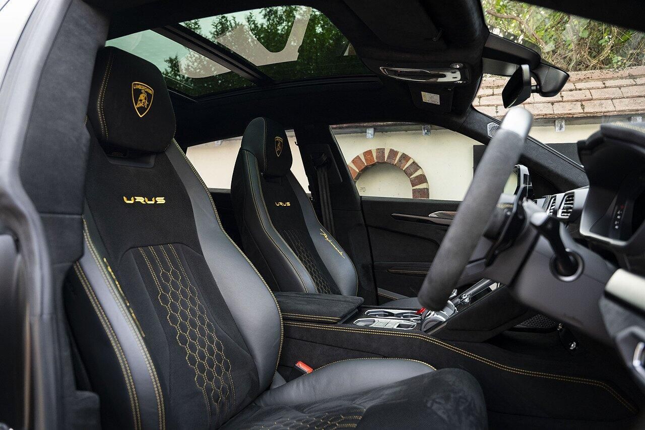 LAMBORGHINI URUS ESTATE 4.0T FSI V8 Performante 5dr Auto for sale UK - Slide 9