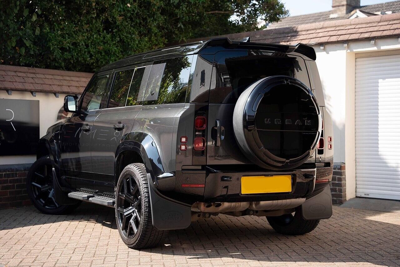 LAND ROVER DEFENDER DIESEL ESTATE 3.0 D250 X-Dynamic SE 110 5dr Auto for sale UK - Slide 4