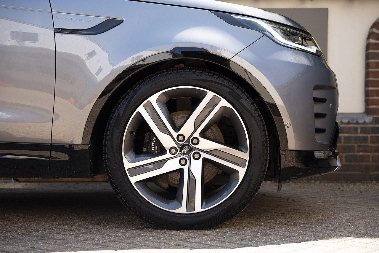 LAND ROVER DISCOVERY DIESEL SW 3.0 D300 Metropolitan Edition 5dr Auto for sale UK - Slide 7