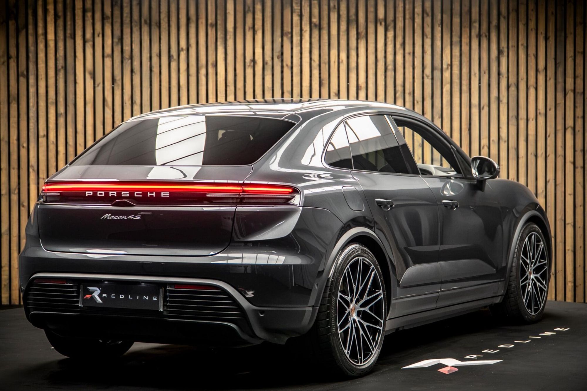 PORSCHE MACAN ELECTRIC ESTATE 380kW 4S 100kWh 5dr Auto for sale UK - Slide 4