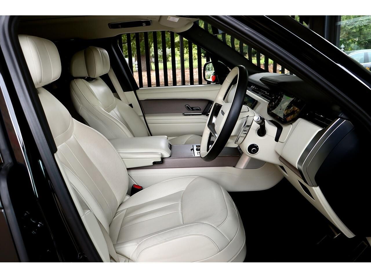 LAND ROVER RANGE ROVER DIESEL ESTATE 3.0 D350 First Edition LWB 4dr Auto for sale UK - Slide 10