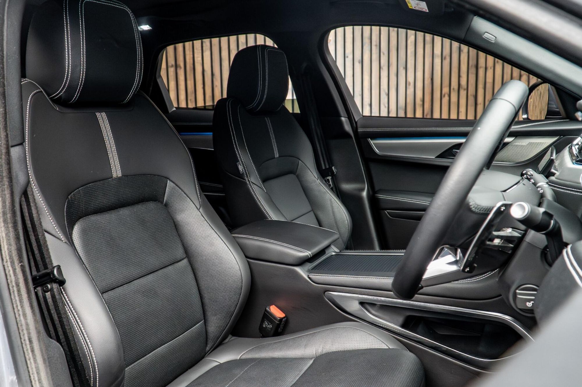 JAGUAR F-PACE DIESEL ESTATE 2.0 D200 R-Dynamic SE Black 5dr Auto AWD for sale UK - Slide 2