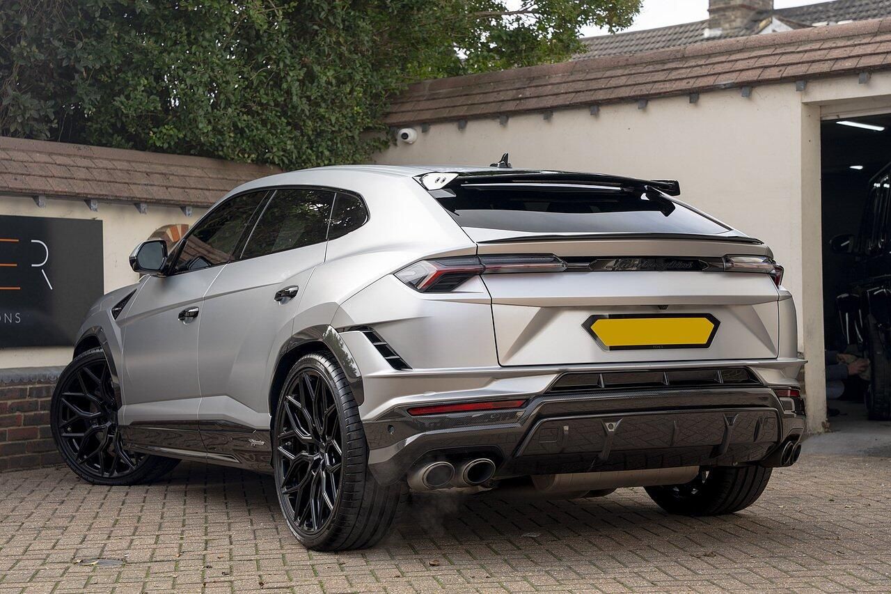 LAMBORGHINI URUS ESTATE 4.0T FSI V8 Performante 5dr Auto for sale UK - Slide 5
