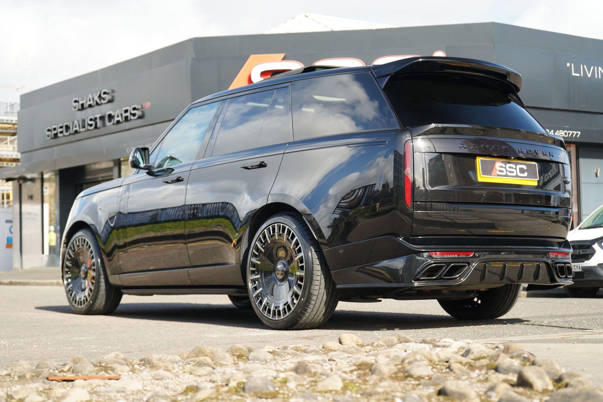 LAND ROVER RANGE ROVER DIESEL ESTATE 3.0 D350 Autobiography 4dr Auto for sale UK - Slide 2