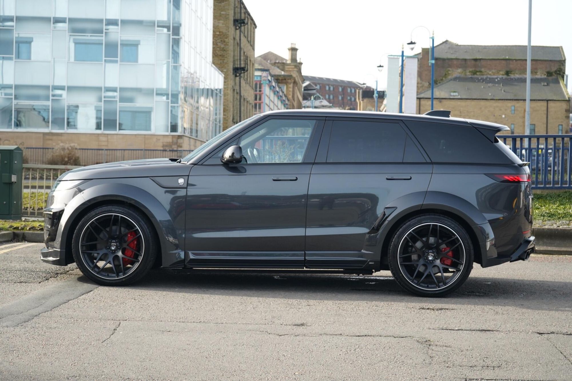 LAND ROVER RANGE ROVER SPORT DIESEL ESTATE 3.0 D300 Dynamic SE 5dr Auto for sale UK - Slide 10