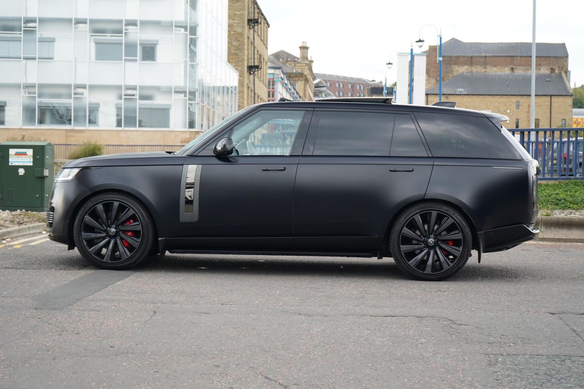 LAND ROVER RANGE ROVER ESTATE 4.4 P615 V8 SV LWB 4dr Auto for sale UK - Slide 9