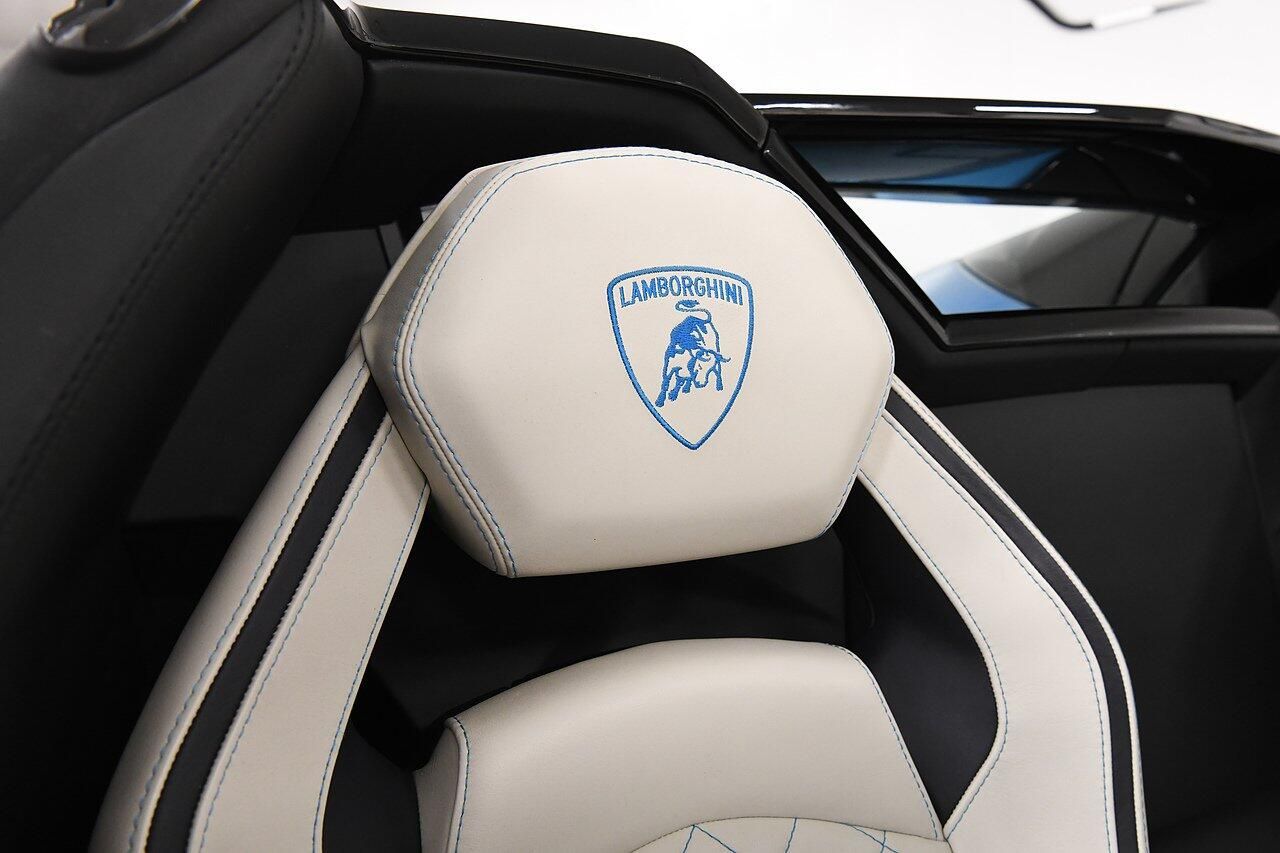 LAMBORGHINI AVENTADOR ROADSTER LP 740-4 S 2dr ISR for sale UK - Slide 9