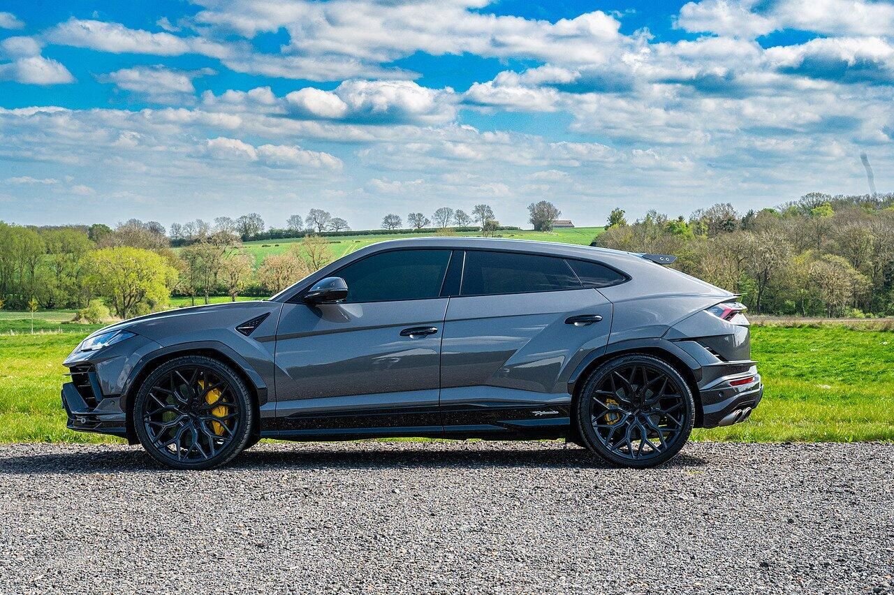 LAMBORGHINI URUS ESTATE 4.0T FSI V8 Performante 5dr Auto for sale UK - Slide 4