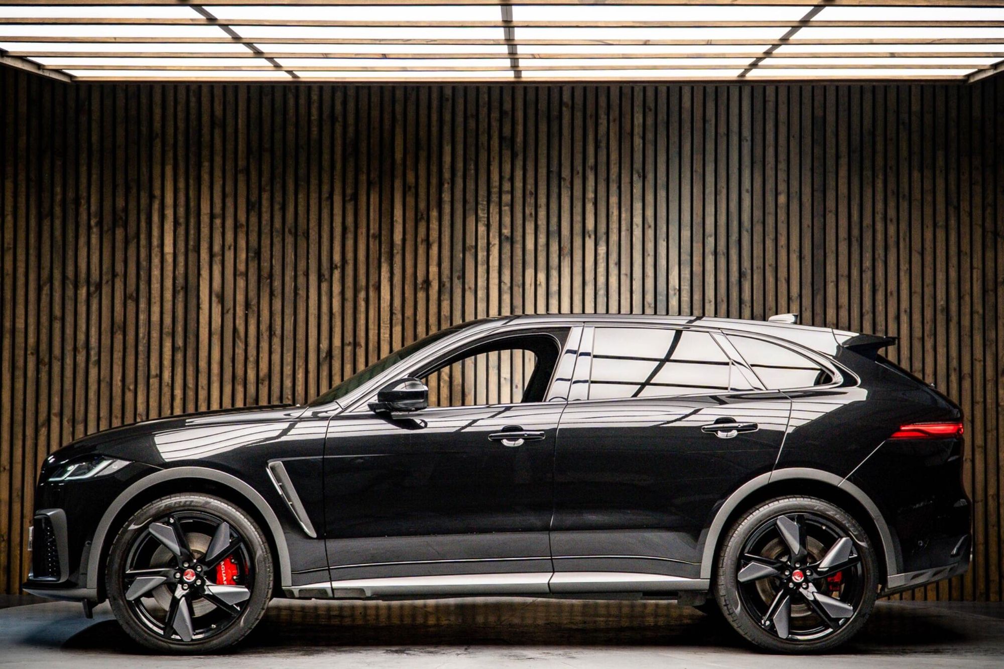 JAGUAR F-PACE ESTATE 5.0 V8 550 SVR 5dr Auto AWD for sale UK - Slide 7
