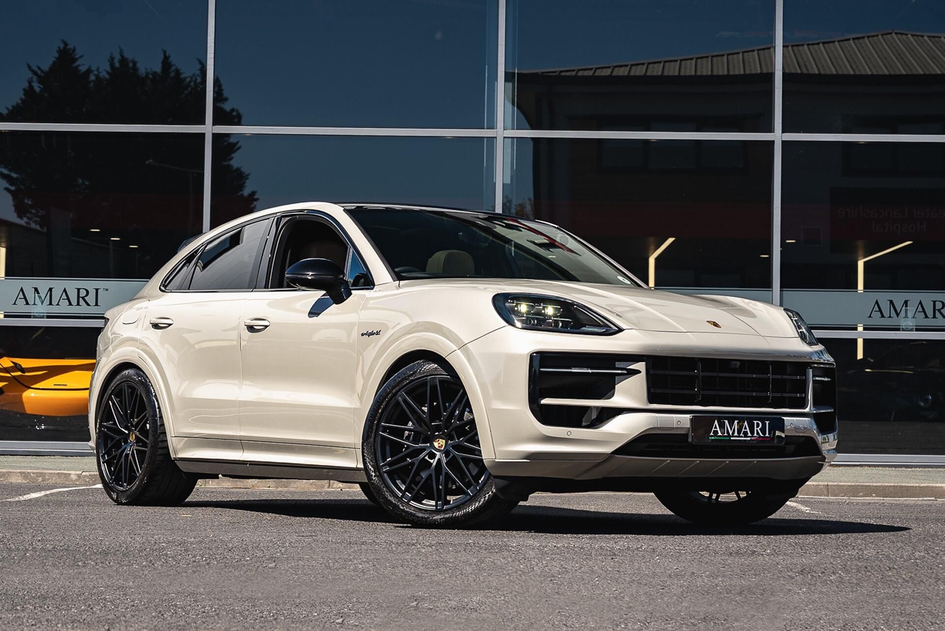Porsche Cayenne 3.0 V6 Black Edition E-Hybrid Tiptronic S 25.9kWh 5 Door Auto for sale UK - Slide 2