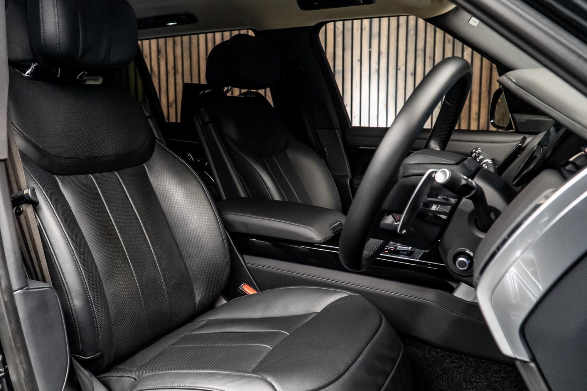 LAND ROVER RANGE ROVER ESTATE 4.4 P530 V8 Autobiography LWB 4dr Auto [7 Seat] for sale UK - Slide 2