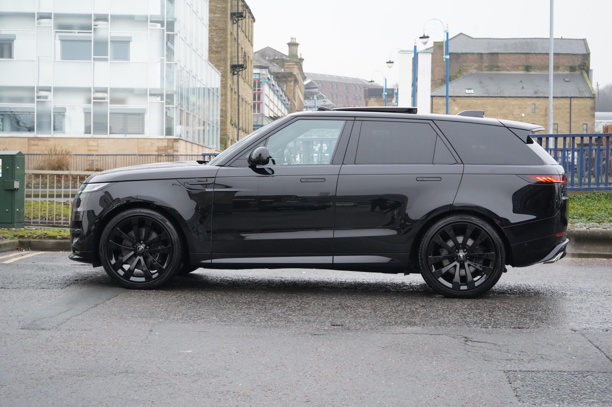 LAND ROVER RANGE ROVER SPORT ESTATE 4.4 P530 V8 First Edition 5dr Auto for sale UK - Slide 8