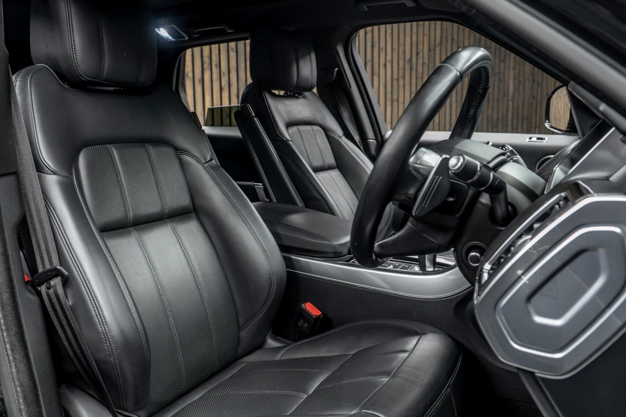 LAND ROVER RANGE ROVER SPORT DIESEL ESTATE 3.0 D300 HSE Dynamic Black 5dr Auto for sale UK - Slide 2