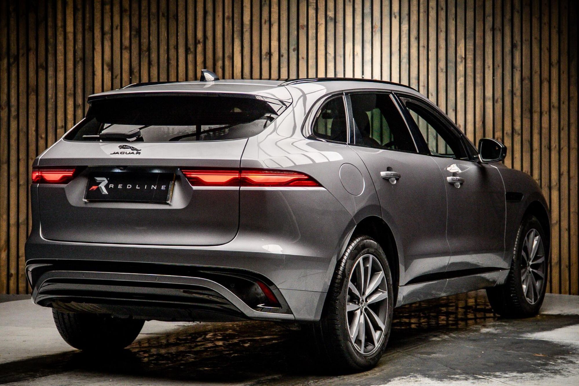 JAGUAR F-PACE DIESEL ESTATE 2.0 D200 R-Dynamic SE Black 5dr Auto AWD for sale UK - Slide 4