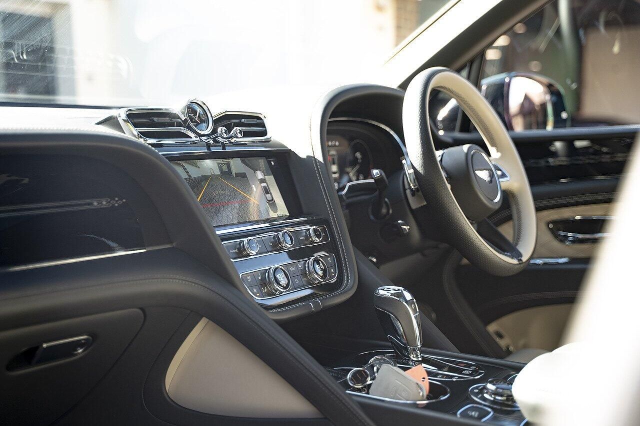 BENTLEY BENTAYGA ESTATE 4.0 V8 Azure 5dr Auto EWB for sale UK - Slide 8