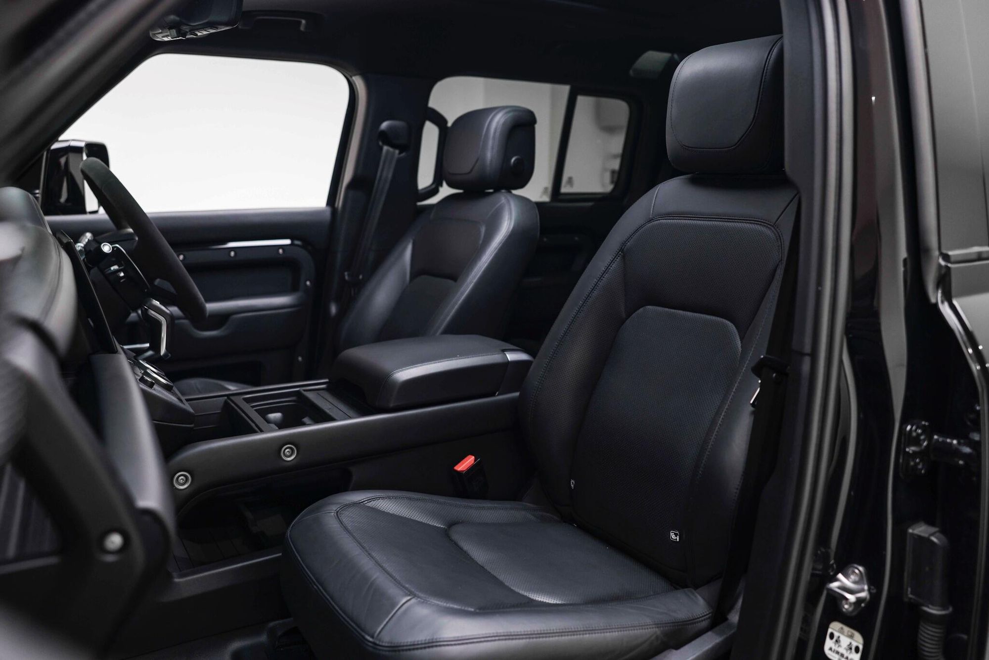 LAND ROVER DEFENDER ESTATE 5.0 P525 V8 110 5dr Auto for sale UK - Slide 3