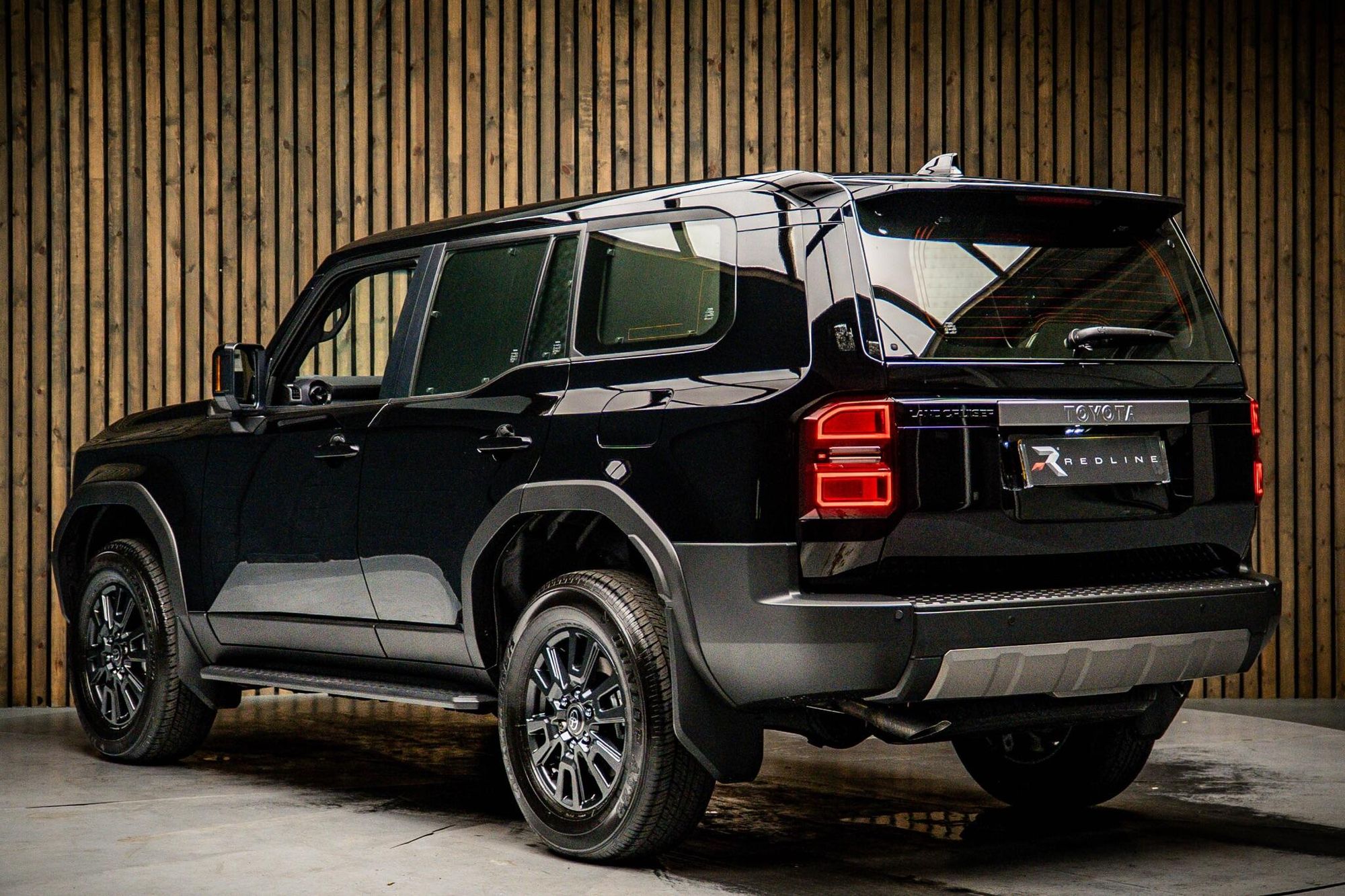 TOYOTA LAND CRUISER DIESEL SW 2.8 D-4D 204 Invincible 5dr Auto 7 Seats for sale UK - Slide 3