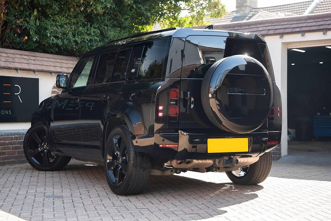 LAND ROVER DEFENDER DIESEL ESTATE 3.0 D250 X-Dynamic SE 110 5dr Auto for sale UK - Slide 4