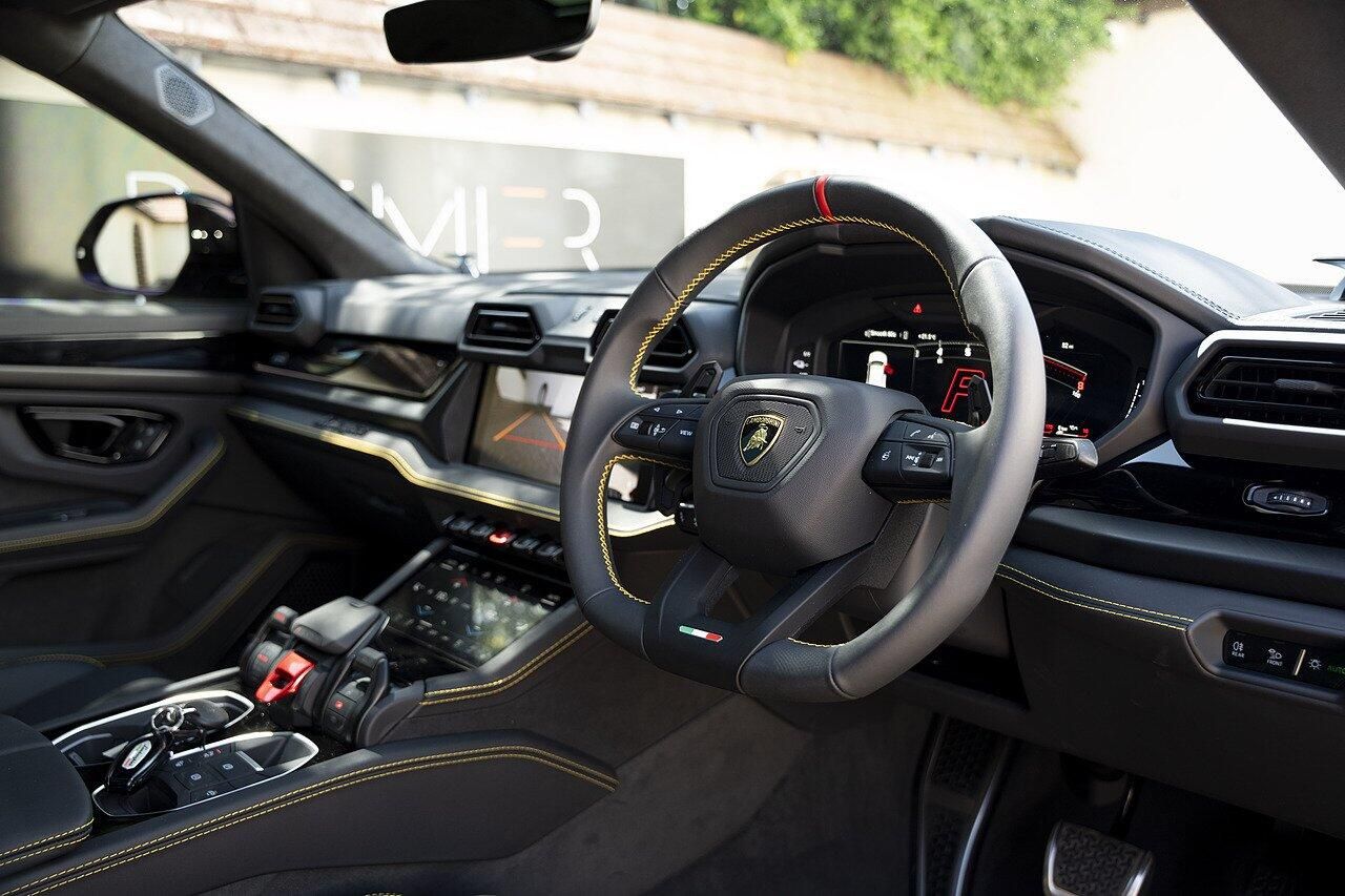 LAMBORGHINI URUS ESTATE 4.0T 25.9kWh Plug-in Hybrid FSI V8 5dr Auto for sale UK - Slide 8