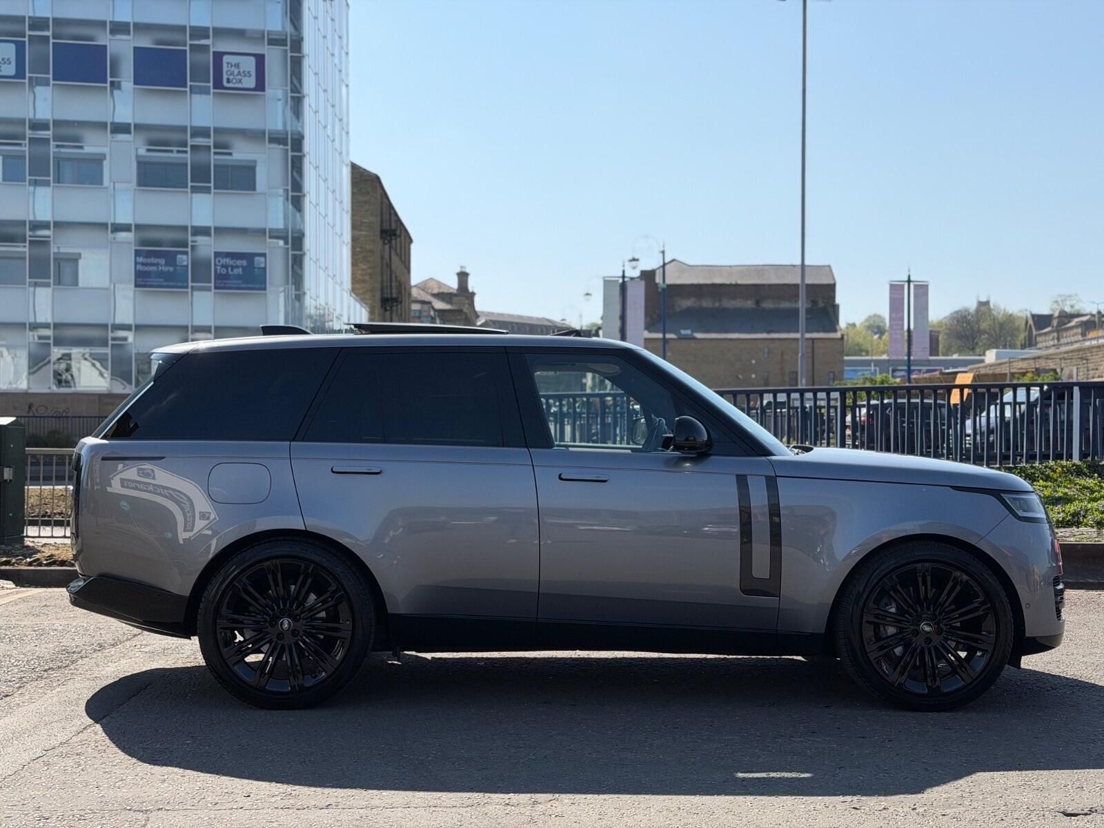 LAND ROVER RANGE ROVER DIESEL ESTATE 3.0 D300 HSE 4dr Auto for sale UK - Slide 8
