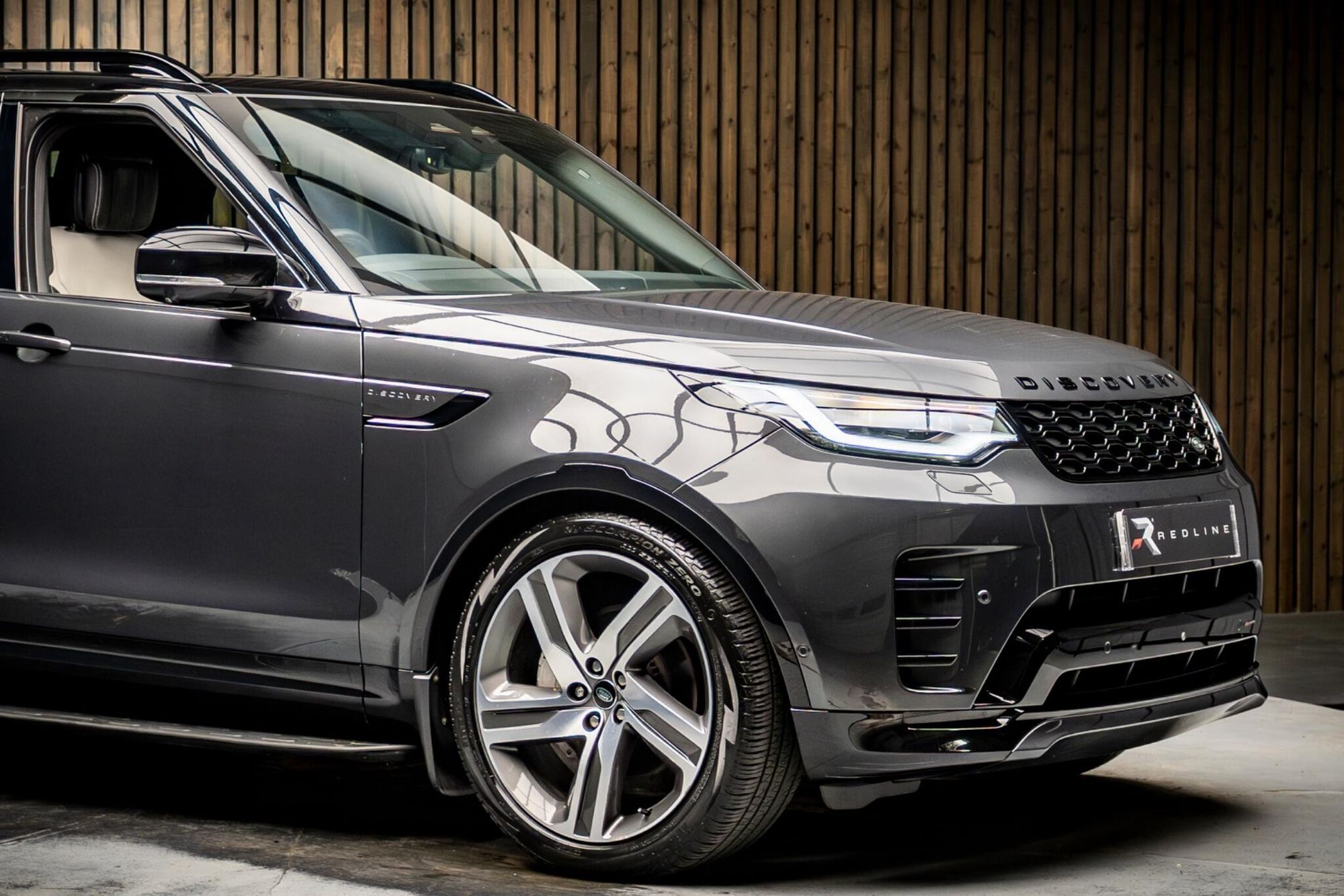 LAND ROVER DISCOVERY DIESEL SW 3.0 D300 R-Dynamic HSE 5dr Auto for sale UK - Slide 10