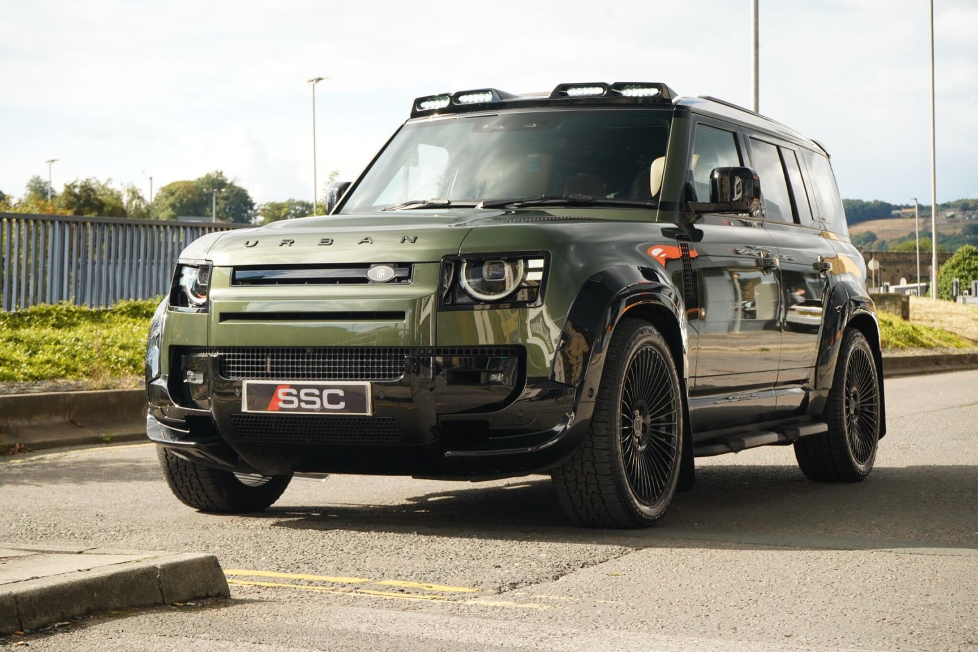 LAND ROVER DEFENDER DIESEL ESTATE 3.0 D350 X-Dynamic HSE 110 5dr Auto for sale UK - Slide 9
