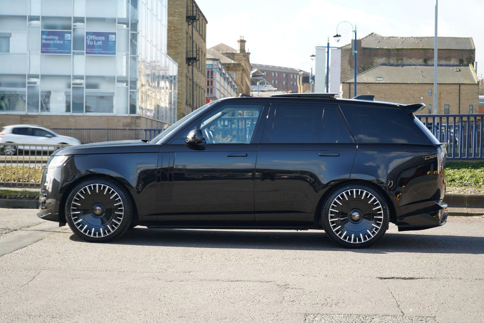 LAND ROVER RANGE ROVER DIESEL ESTATE 3.0 D350 Autobiography 4dr Auto for sale UK - Slide 8