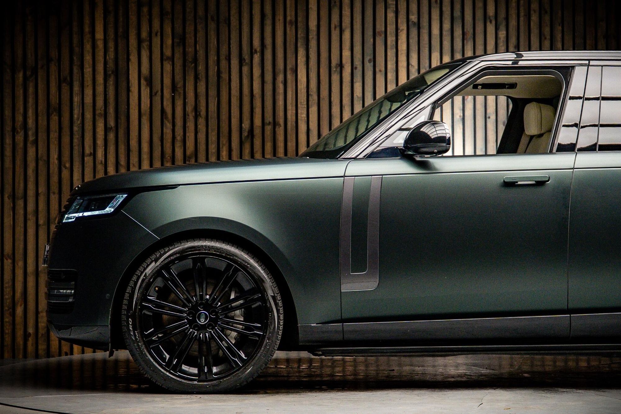 LAND ROVER RANGE ROVER ESTATE 3.0 P440e HSE 4dr Auto for sale UK - Slide 9