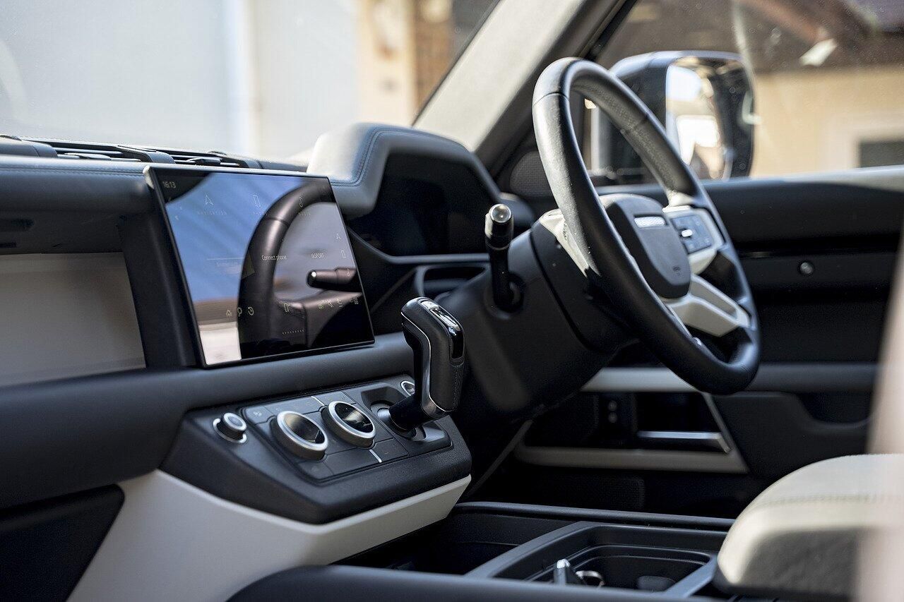 LAND ROVER DEFENDER DIESEL ESTATE 3.0 D300 X-Dynamic HSE 110 5dr Auto for sale UK - Slide 10