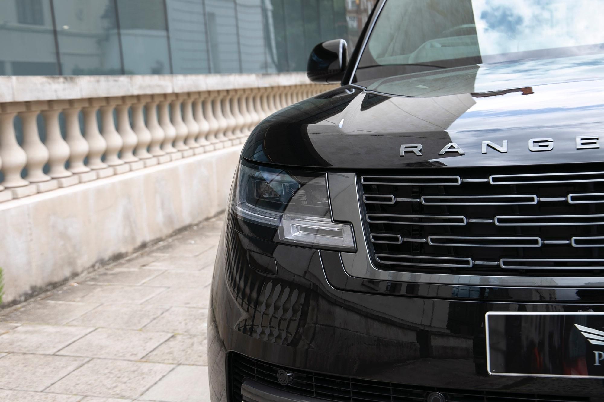 LAND ROVER RANGE ROVER ESTATE 4.4 P530 V8 Autobiography 4dr Auto for sale UK - Slide 3