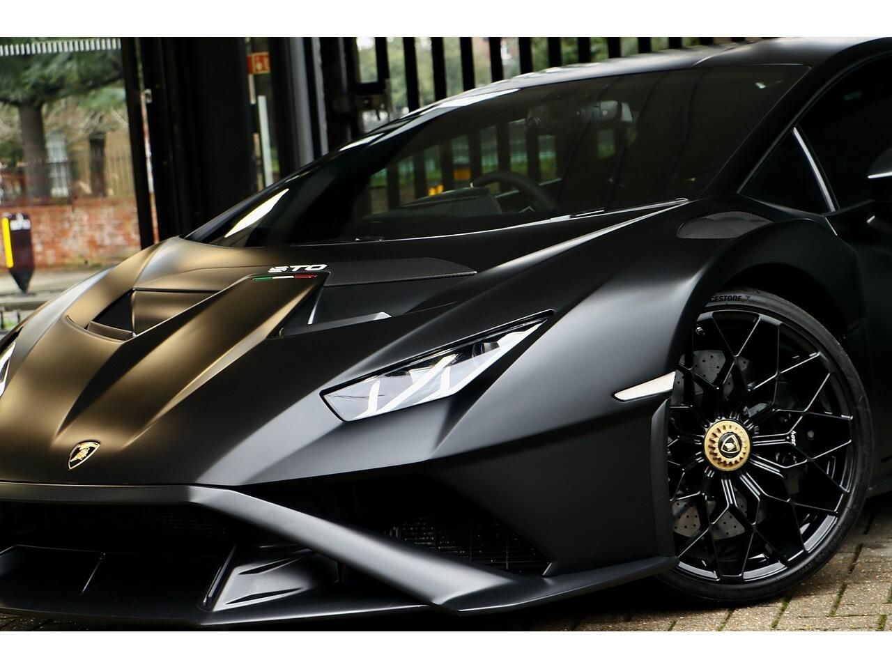 LAMBORGHINI HURACAN EVO COUPE 5.2 V10 640 STO 2dr Auto for sale UK - Slide 3