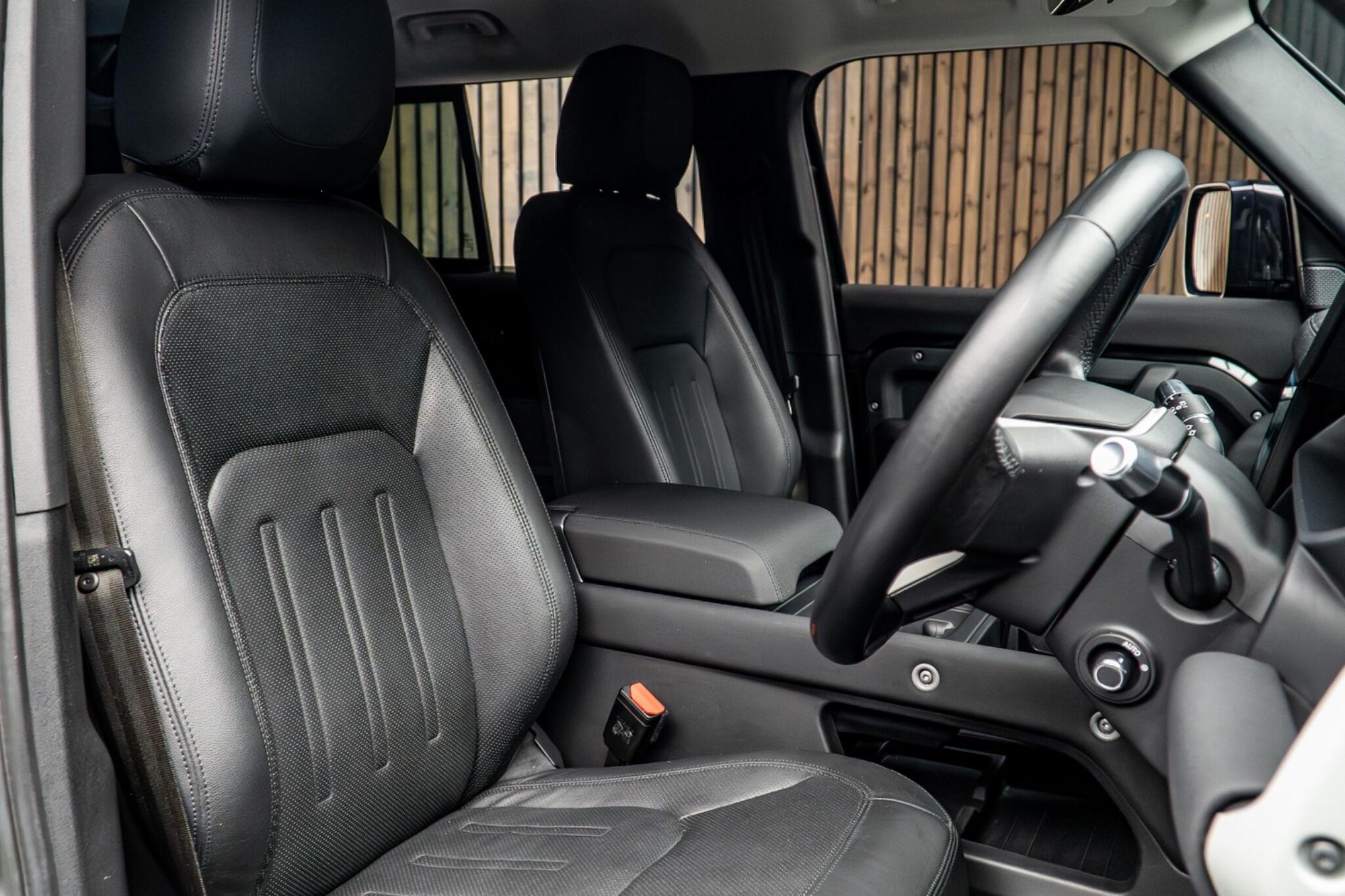 LAND ROVER DEFENDER DIESEL ESTATE 3.0 D300 SE 110 5dr Auto for sale UK - Slide 2