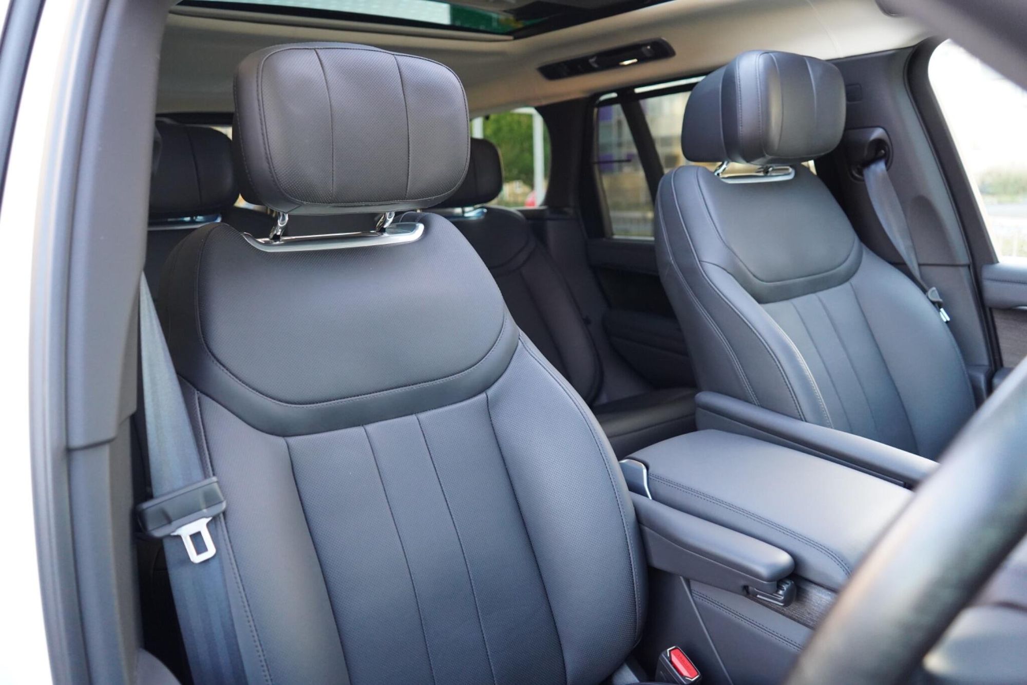 LAND ROVER RANGE ROVER ESTATE 3.0 P400 Autobiography 4dr Auto for sale UK - Slide 3