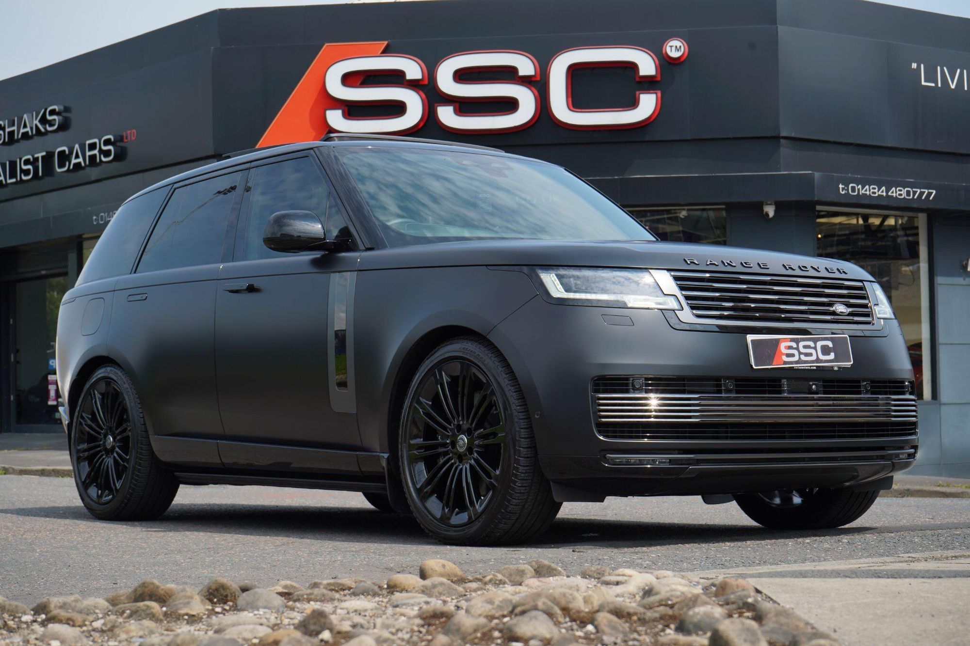 LAND ROVER RANGE ROVER ESTATE 4.4 P615 V8 SV 4dr Auto for sale UK - Slide 5