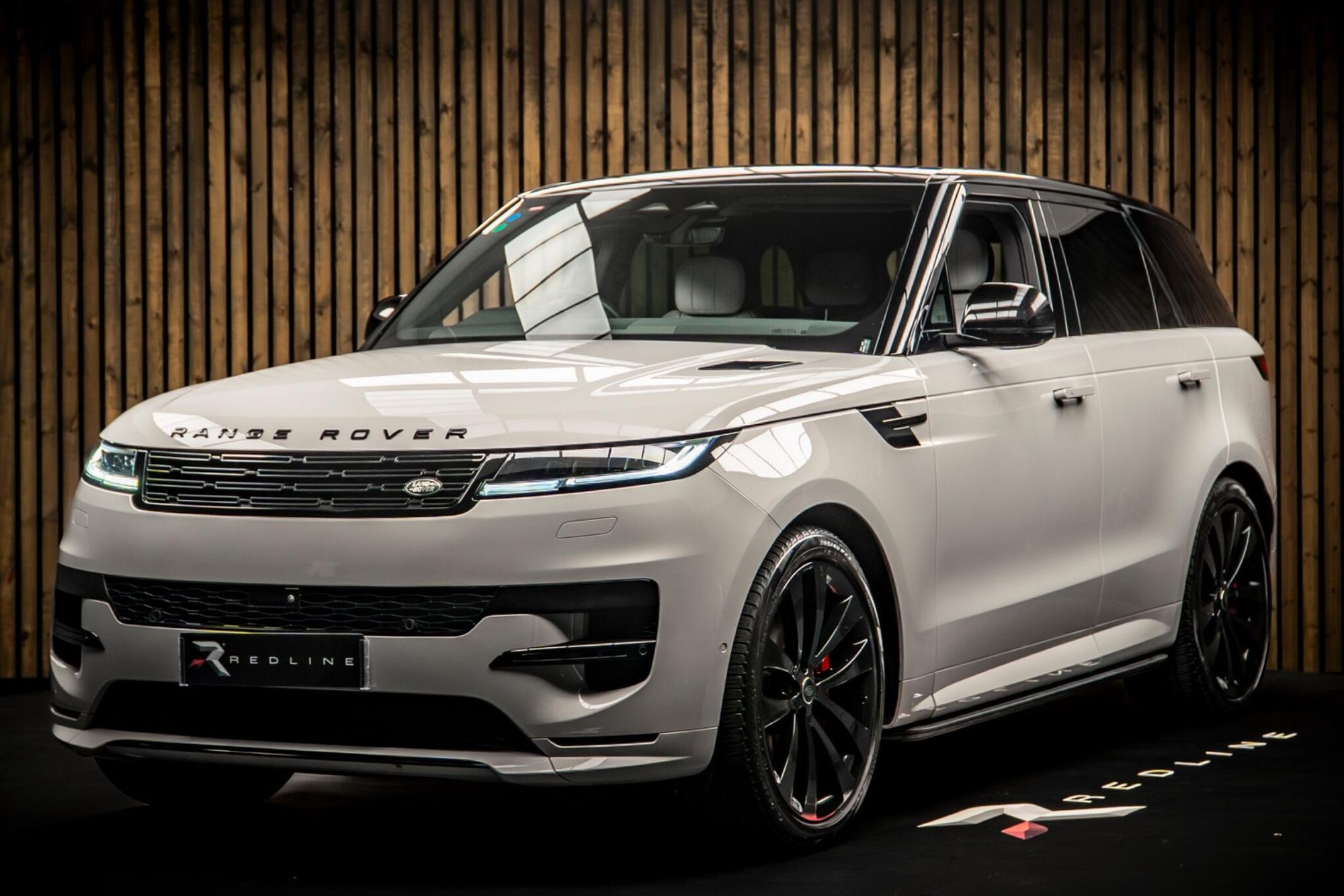 LAND ROVER RANGE ROVER SPORT DIESEL ESTATE 3.0 D300 Dynamic SE 5dr Auto for sale UK - Slide 8
