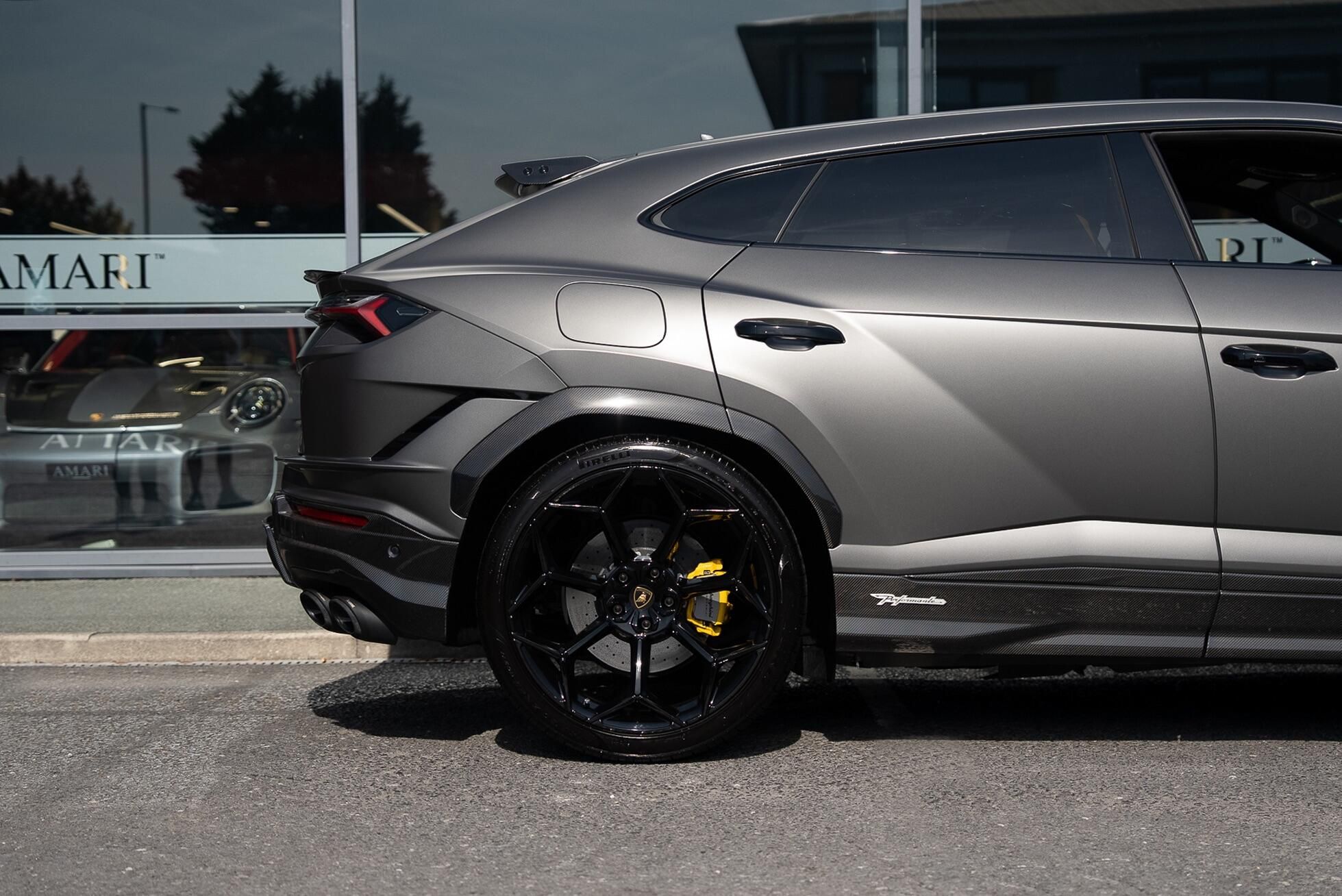 LAMBORGHINI URUS ESTATE 4.0T FSI V8 Performante 5dr Auto for sale UK - Slide 4