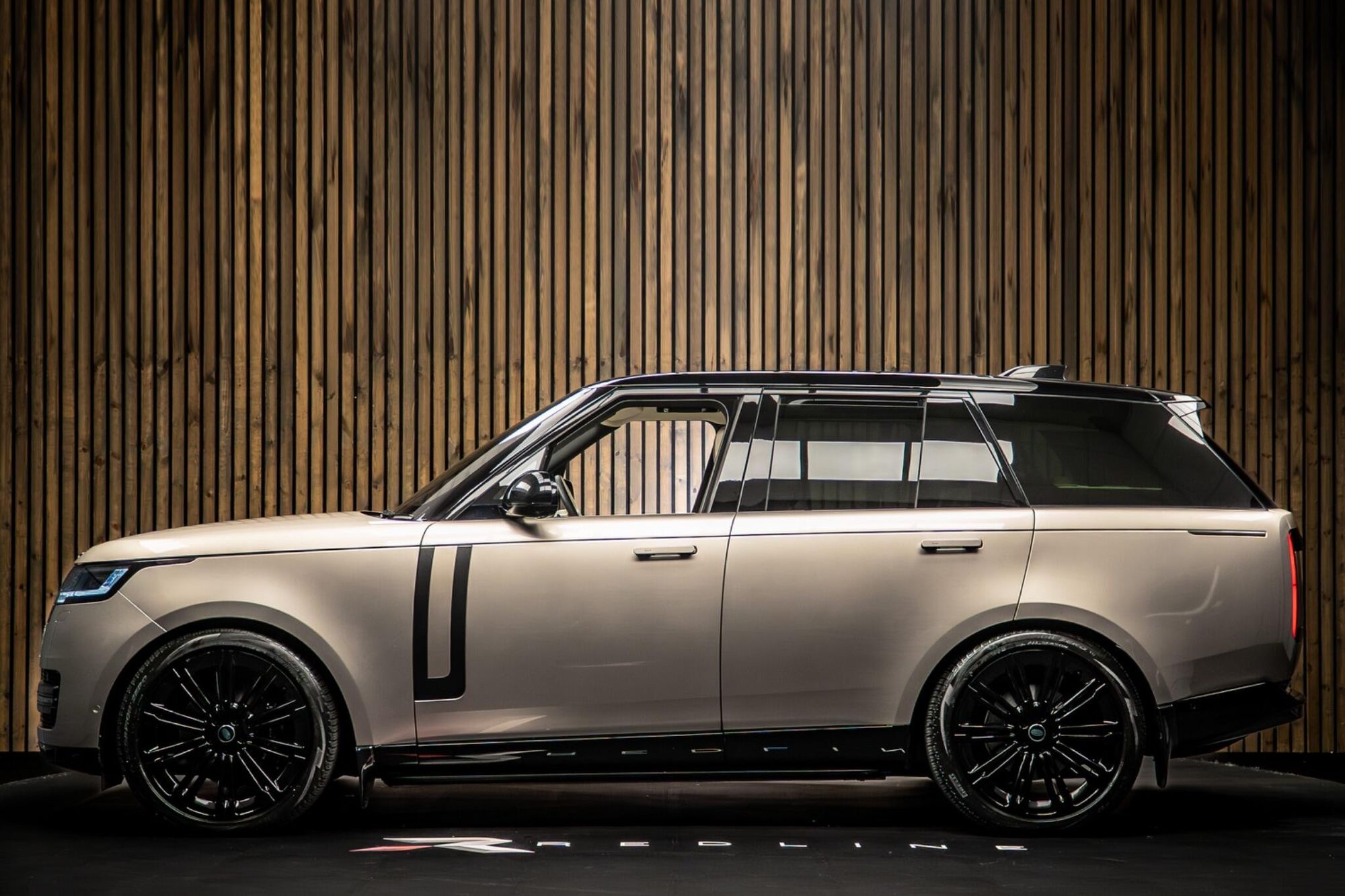 LAND ROVER RANGE ROVER DIESEL ESTATE 3.0 D350 First Edition 4dr Auto for sale UK - Slide 7