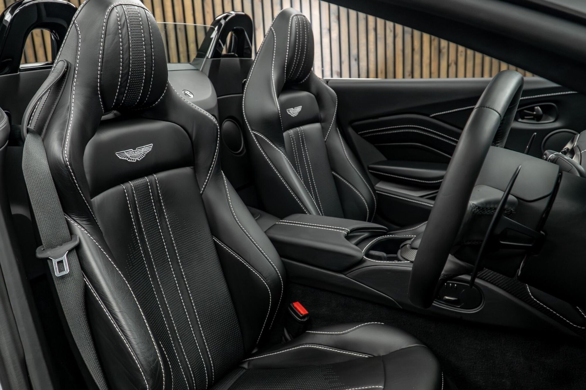 ASTON MARTIN VANTAGE V8 ROADSTER 2dr ZF 8 Speed Auto for sale UK - Slide 2