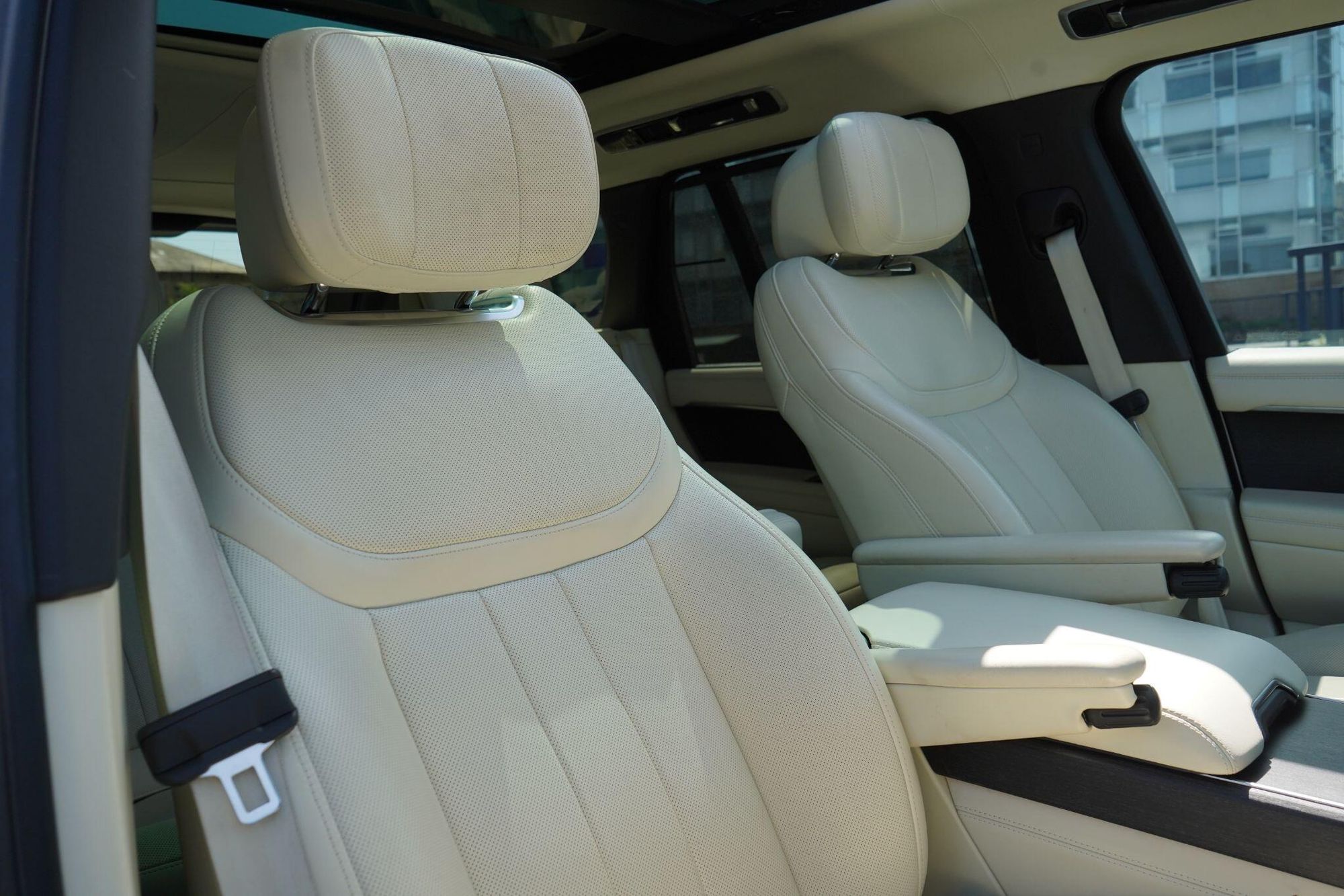 LAND ROVER RANGE ROVER DIESEL ESTATE 3.0 D350 Autobiography 4dr Auto for sale UK - Slide 3