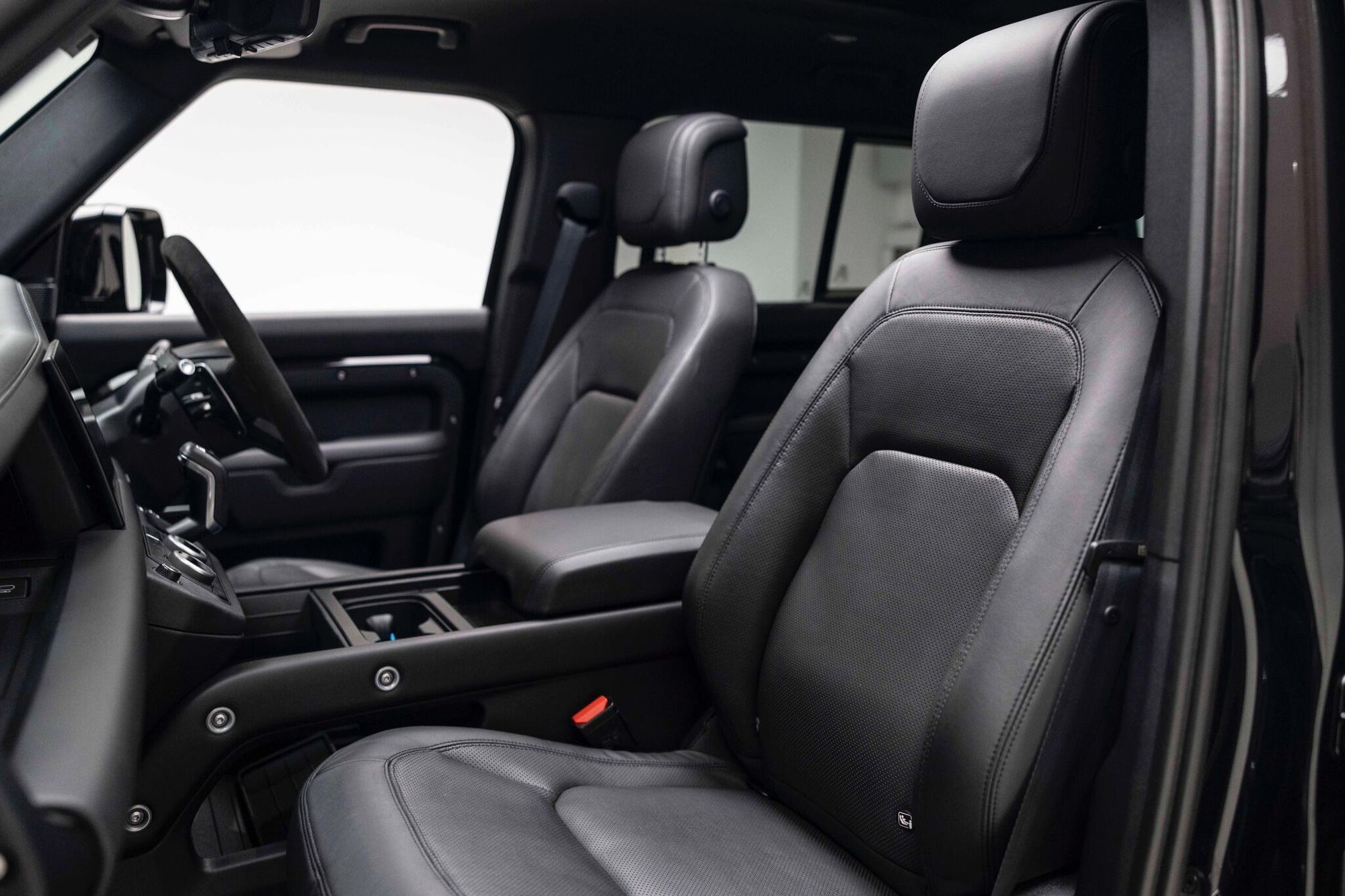 LAND ROVER DEFENDER ESTATE 5.0 P525 V8 110 5dr Auto for sale UK - Slide 3